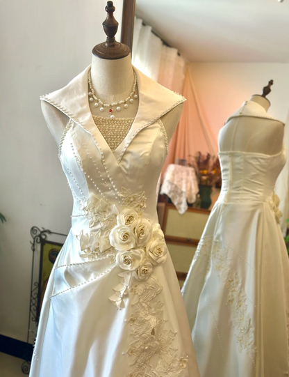 Vintage V-Ausschnitt Weiß Rückenfrei 3D Blume Perlenstickerei Satin Bodenlanges Brautkleid P2943