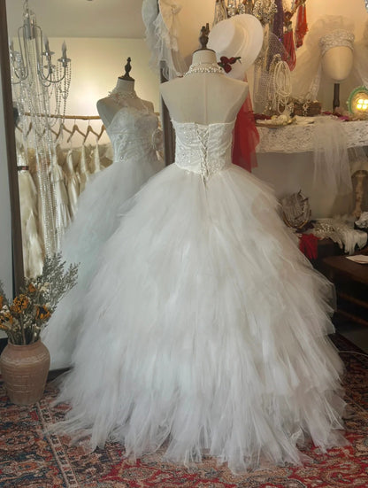 Elegantes, weißes, herzförmiges, mehrlagiges Tüll-Prinzessinnen-Brautkleid P2944 in Bodenlänge