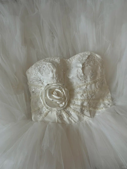 Elegantes, weißes, herzförmiges, mehrlagiges Tüll-Prinzessinnen-Brautkleid P2944 in Bodenlänge