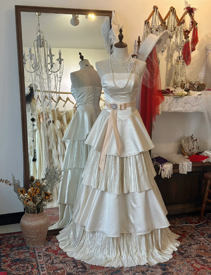 Elegantes, weißes, trägerloses Satinkleid, perlenbesetztes Prinzessinnen-Brautkleid in Bodenlänge P2946