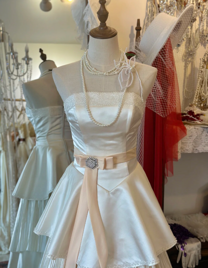 Elegantes, weißes, trägerloses Satinkleid, perlenbesetztes Prinzessinnen-Brautkleid in Bodenlänge P2946