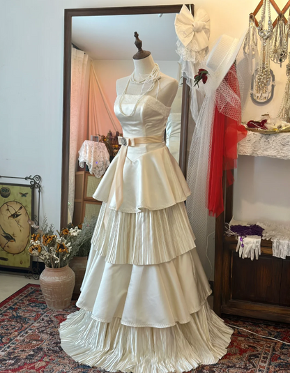 Elegantes, weißes, trägerloses Satinkleid, perlenbesetztes Prinzessinnen-Brautkleid in Bodenlänge P2946