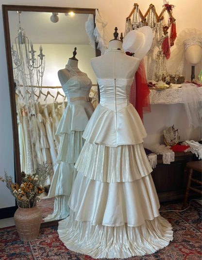 Elegantes, weißes, trägerloses Satinkleid, perlenbesetztes Prinzessinnen-Brautkleid in Bodenlänge P2946