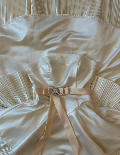 Elegantes, weißes, trägerloses Satinkleid, perlenbesetztes Prinzessinnen-Brautkleid in Bodenlänge P2946