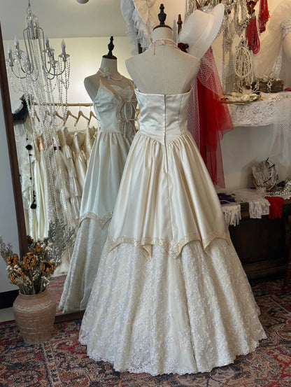 Besonderes pinkes Neckholder-Brautkleid P2948 aus Vintage-Satin und Spitze in Bodenlänge