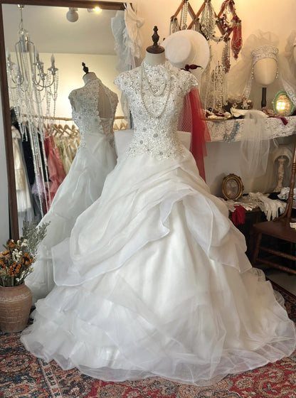 Retro Elegantes Brautkleid P2955 mit schwerer Perlenstickerei, Spitze, Tüll-Spleißung und Schulterumhang