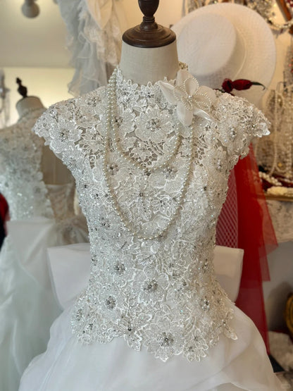 Retro Elegantes Brautkleid P2955 mit schwerer Perlenstickerei, Spitze, Tüll-Spleißung und Schulterumhang