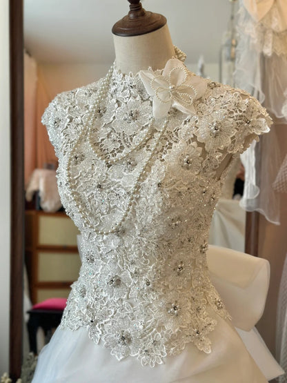 Retro Elegantes Brautkleid P2955 mit schwerer Perlenstickerei, Spitze, Tüll-Spleißung und Schulterumhang