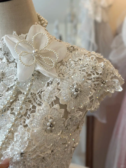Retro Elegantes Brautkleid P2955 mit schwerer Perlenstickerei, Spitze, Tüll-Spleißung und Schulterumhang
