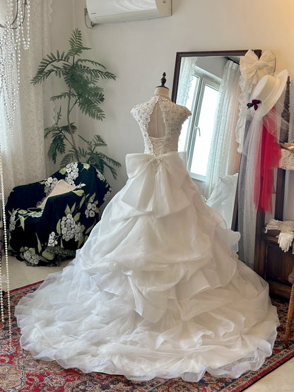 Retro Elegantes Brautkleid P2955 mit schwerer Perlenstickerei, Spitze, Tüll-Spleißung und Schulterumhang