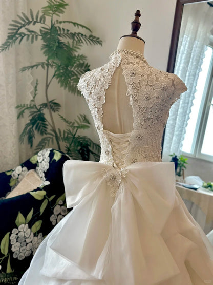 Retro Elegantes Brautkleid P2955 mit schwerer Perlenstickerei, Spitze, Tüll-Spleißung und Schulterumhang