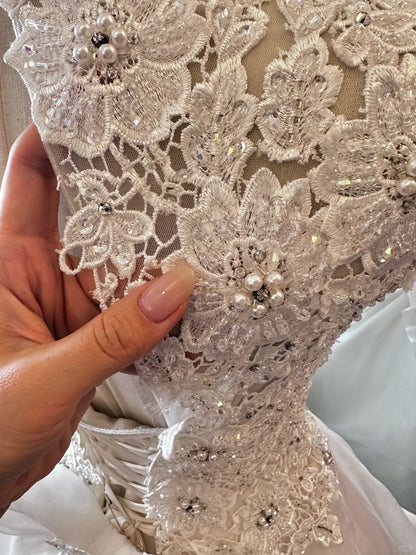 Retro Elegantes Brautkleid P2955 mit schwerer Perlenstickerei, Spitze, Tüll-Spleißung und Schulterumhang