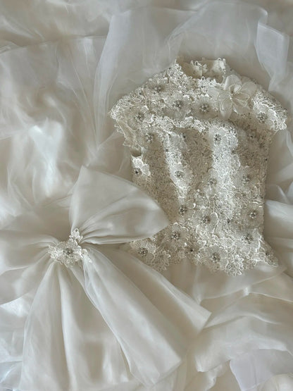 Retro Elegantes Brautkleid P2955 mit schwerer Perlenstickerei, Spitze, Tüll-Spleißung und Schulterumhang