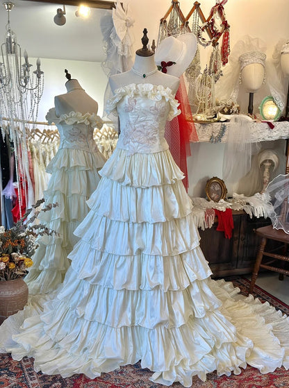 Helles beiges trägerloses Oberteil, Tortenkleid mit Schleppe, Brautkleid P2957