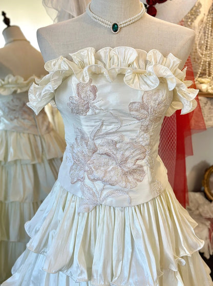 Helles beiges trägerloses Oberteil, Tortenkleid mit Schleppe, Brautkleid P2957