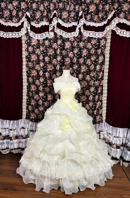 Sanftes hellgelbes schulterfreies, plissiertes Tüll-Brautkleid mit Blumenmuster und Bodenlänge P2970