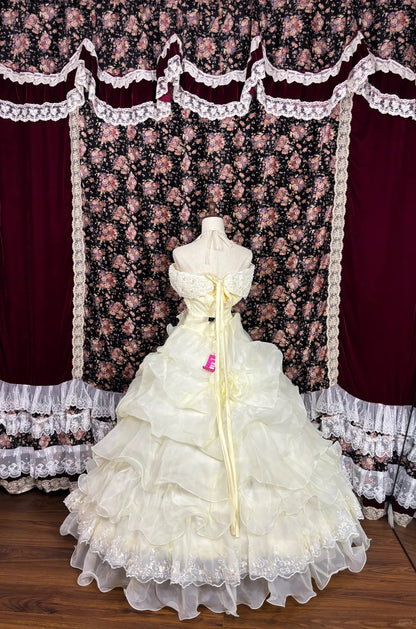 Sanftes hellgelbes schulterfreies, plissiertes Tüll-Brautkleid mit Blumenmuster und Bodenlänge P2970
