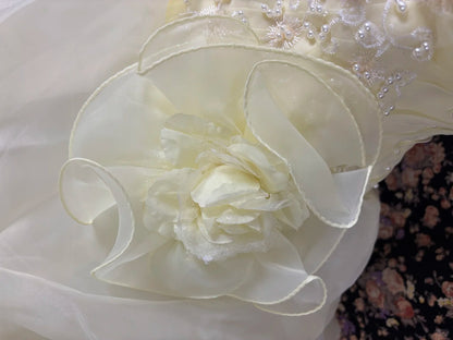Sanftes hellgelbes schulterfreies, plissiertes Tüll-Brautkleid mit Blumenmuster und Bodenlänge P2970