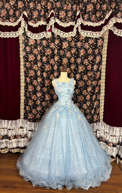 Verträumtes wasserblaues Hochzeitskleid mit Spaghettiträgern, Spitzen-Patchwork, Blumenmuster und Retro-Bodenlänge P2973