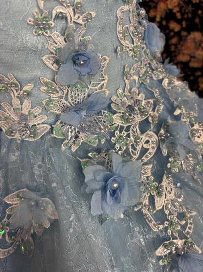 Verträumtes wasserblaues Hochzeitskleid mit Spaghettiträgern, Spitzen-Patchwork, Blumenmuster und Retro-Bodenlänge P2973