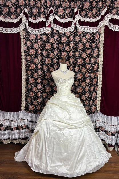 Einfaches, bodenlanges Hochzeitskleid aus weißem Satin mit Strasssteinen und One-Shoulder-Träger P2974