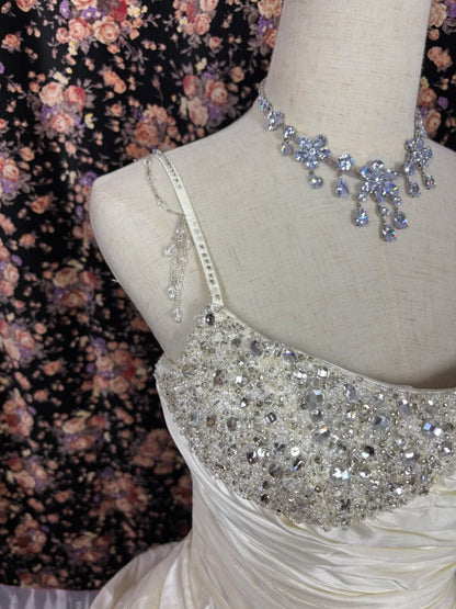 Einfaches, bodenlanges Hochzeitskleid aus weißem Satin mit Strasssteinen und One-Shoulder-Träger P2974