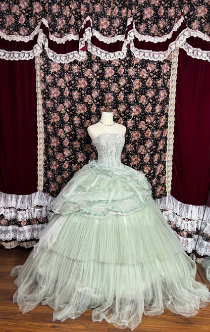Fließendes hellgrünes Bandeau-Brautkleid aus Lagen-Tüll P2978