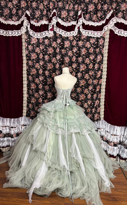 Fließendes hellgrünes Bandeau-Brautkleid aus Lagen-Tüll P2978
