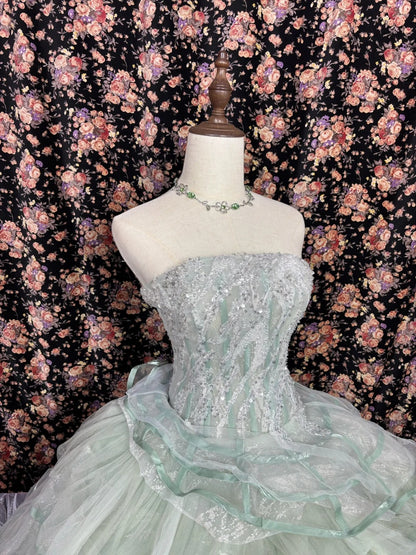 Fließendes hellgrünes Bandeau-Brautkleid aus Lagen-Tüll P2978