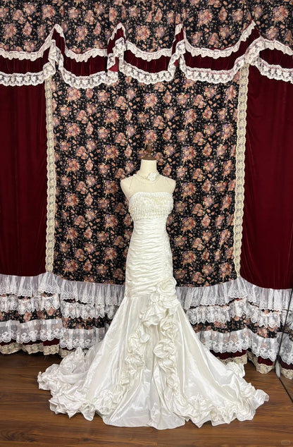 Elegantes, weißes, trägerloses Satin-Brautkleid mit Quasten und Rüschen, Meerjungfrauen-Stil P2982