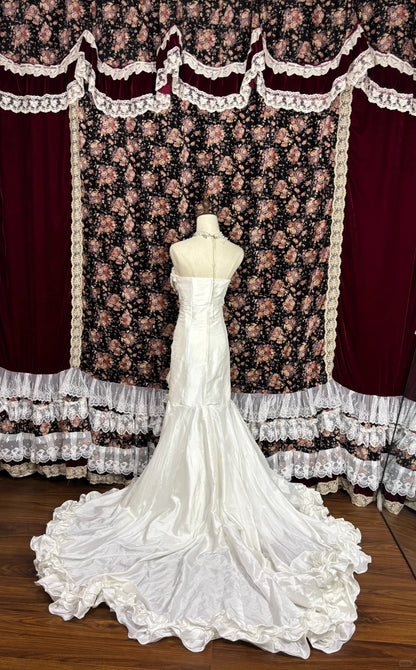 Elegantes, weißes, trägerloses Satin-Brautkleid mit Quasten und Rüschen, Meerjungfrauen-Stil P2982
