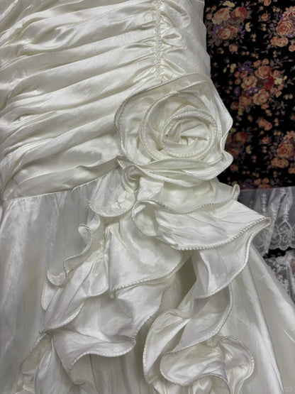 Elegantes, weißes, trägerloses Satin-Brautkleid mit Quasten und Rüschen, Meerjungfrauen-Stil P2982