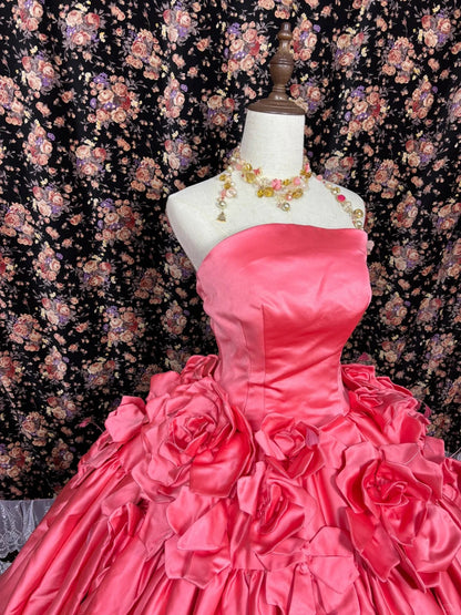 Wunderschönes trägerloses Hochzeitskleid aus dickem Satin mit Schleppe Eustoma P2983