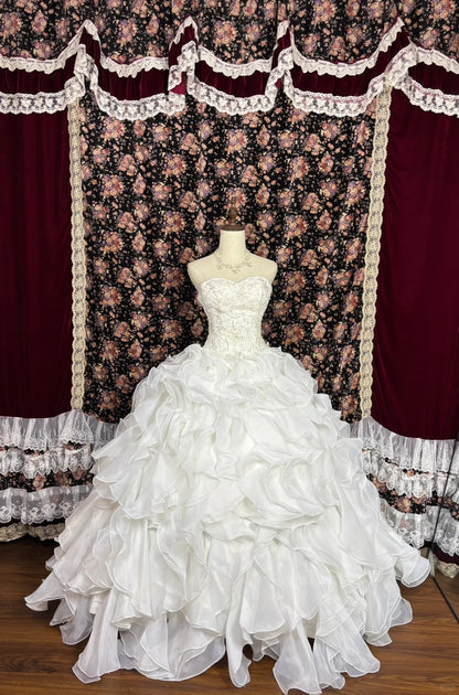 Elegantes Brautkleid mit herzförmigem Ausschnitt, großer wellenförmiger Kante, Perlen und A-Linie, bodenlang P2985