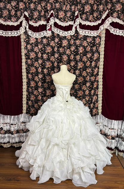 Elegantes Brautkleid mit herzförmigem Ausschnitt, großer wellenförmiger Kante, Perlen und A-Linie, bodenlang P2985