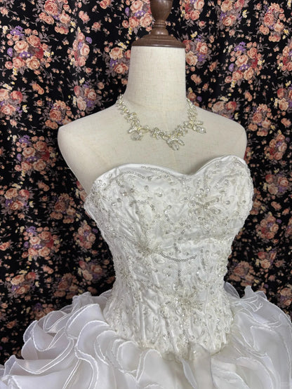 Elegantes Brautkleid mit herzförmigem Ausschnitt, großer wellenförmiger Kante, Perlen und A-Linie, bodenlang P2985