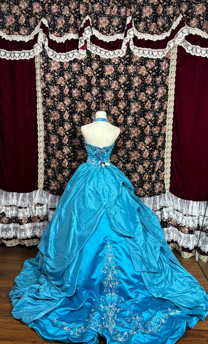 Französisches Retro-Neckholder-Brautkleid in Blau mit schwerer Stickerei, Perlen und Schleppe aus Satin P2988