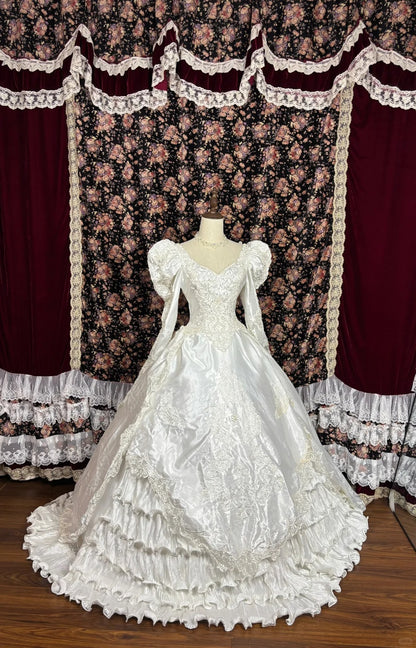 Vintage Brautkleid P2992 aus Satin, mit Hammelärmeln, V-Ausschnitt, plissiert und Rüschen, bodenlang
