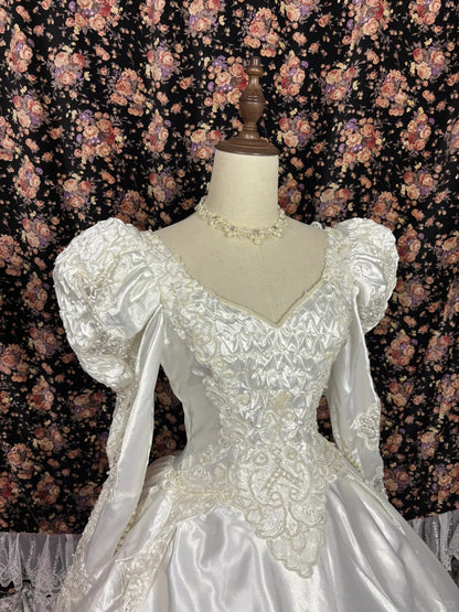 Vintage Brautkleid P2992 aus Satin, mit Hammelärmeln, V-Ausschnitt, plissiert und Rüschen, bodenlang