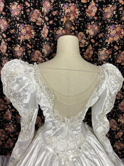 Vintage Brautkleid P2992 aus Satin, mit Hammelärmeln, V-Ausschnitt, plissiert und Rüschen, bodenlang