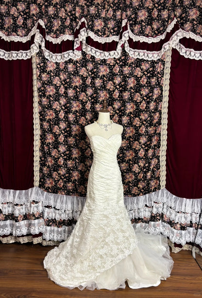 Elegantes Brautkleid P2994 mit Herzausschnitt, Spitzenstickerei und schräg geschnittenem Rock