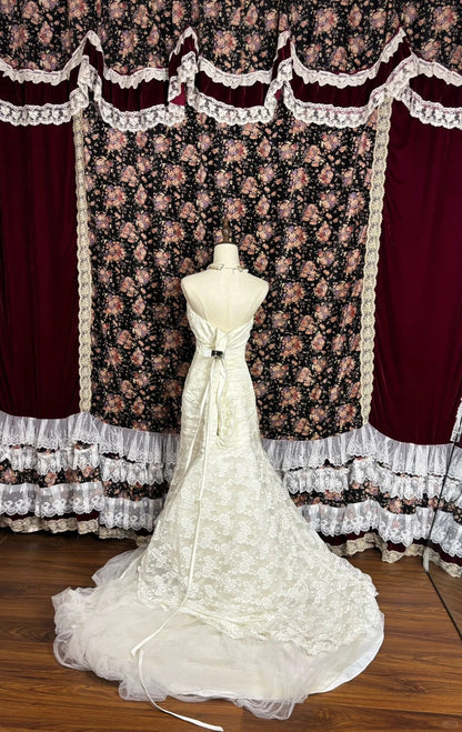 Elegantes Brautkleid P2994 mit Herzausschnitt, Spitzenstickerei und schräg geschnittenem Rock