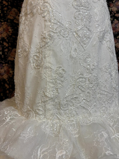 Schatz-Brautkleid aus weißer Spitze und Tüll mit voluminösem Rock P2997