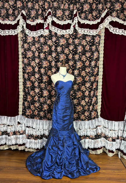 Wunderschönes, marineblaues, schlichtes Satin-Brautkleid mit herzförmigem Ausschnitt und Knospenrock P2999