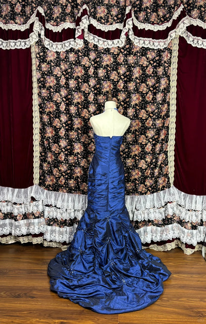 Wunderschönes, marineblaues, schlichtes Satin-Brautkleid mit herzförmigem Ausschnitt und Knospenrock P2999