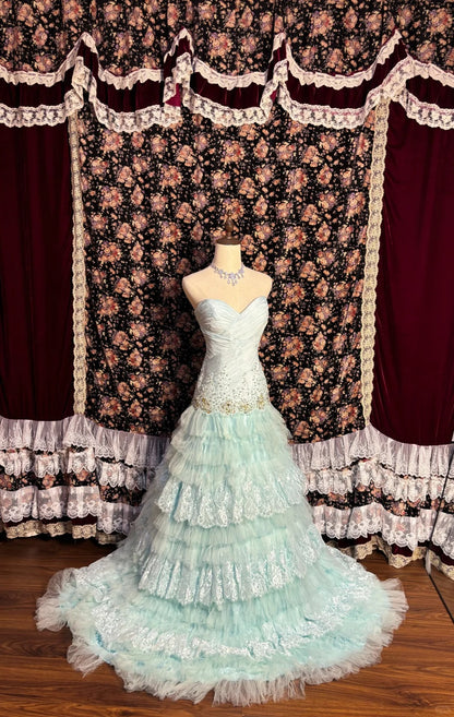 Elegantes und sanftes mintgrünes, herzförmiges, perlenbesetztes mehrlagiges Tüll-Hochzeitskleid P3002