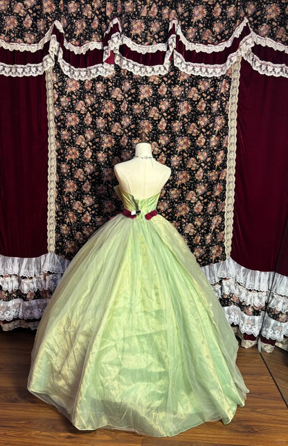 Einzigartiges grünes Vasen-Kragen-Hochzeitskleid mit bestickter Blume in A-Linie, bodenlang P3007
