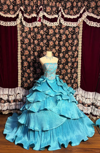 Verträumtes blaues trägerloses Hochzeitskleid mit Akkordeon-Faltenrock und Perlen-Schleppe P3011