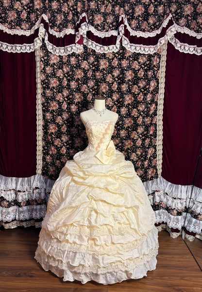Süßes hellgelbes perlenbesetztes Rüschen-Bodenlanges Hochzeitskleid P3012
