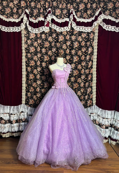 Ein-Schulter-Brautkleid mit lila Diamantstreifen und dreidimensionalen Blüten am Rücken P3013
